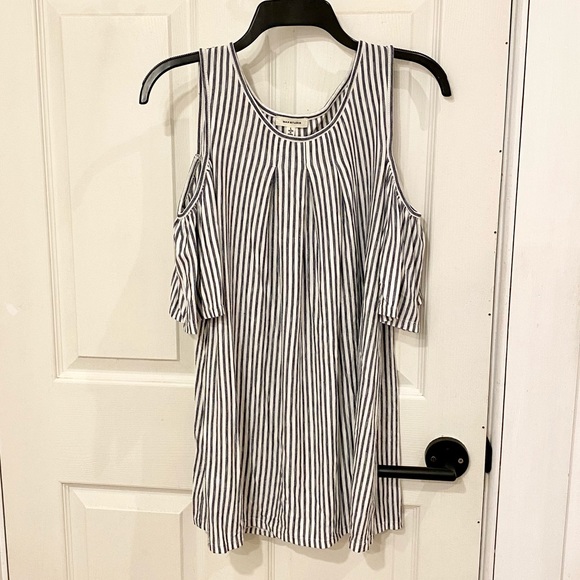 Max Studio cold shoulder top - Picture 2 of 6